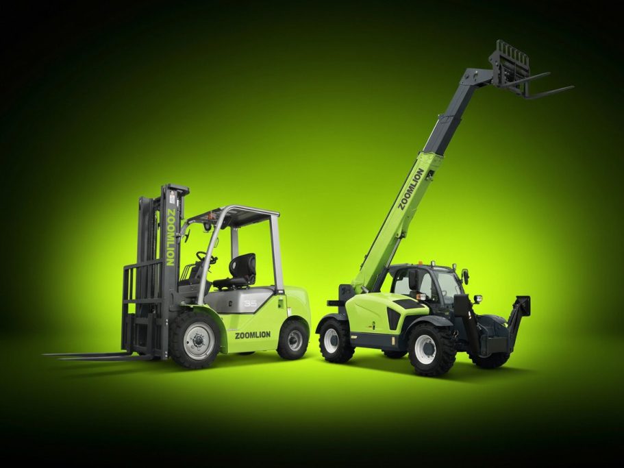 Chariot élévateur et télescopique sur un fond vert lumineux.