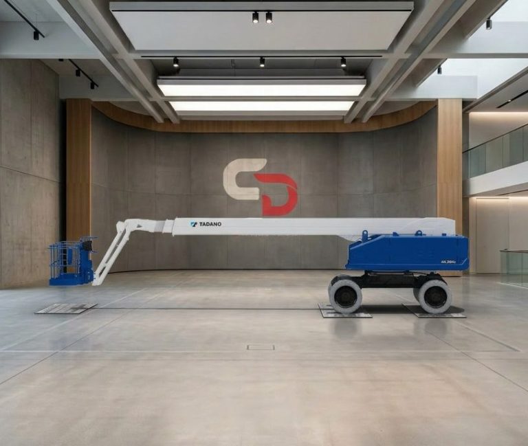 Equipements de travaux publics avec un ciel bleu en arrière-plan.