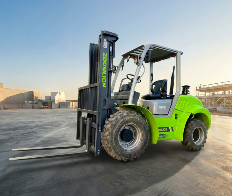 Chariots élévateurs - C Distribution - Concessionnaire Zoomlion Rhône Alpes Chariot élévateur vert sur un site de construction ensoleillé.