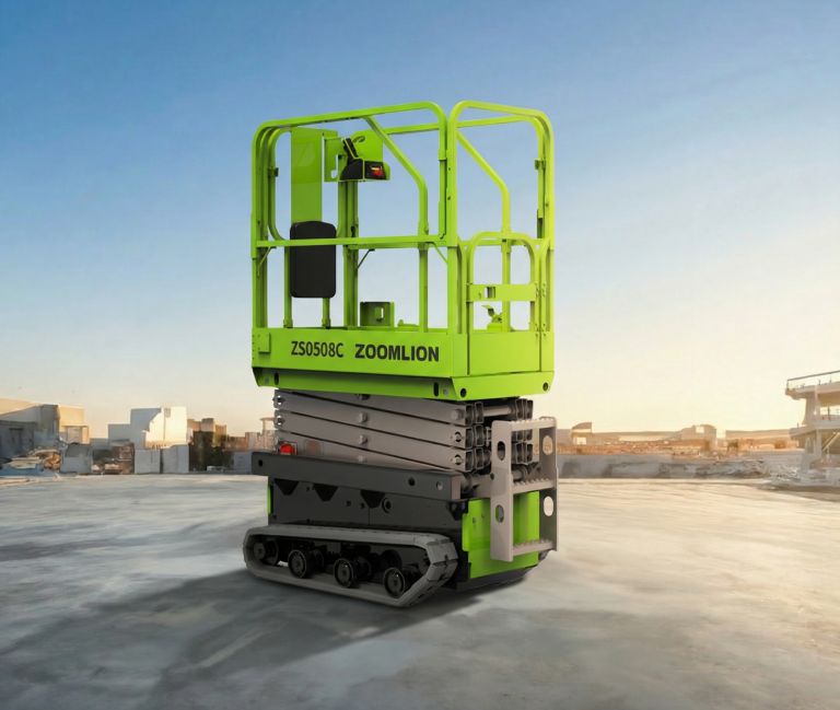 Nacelle ciseaux sur chenilles verte avec un ciel bleu en arrière-plan.