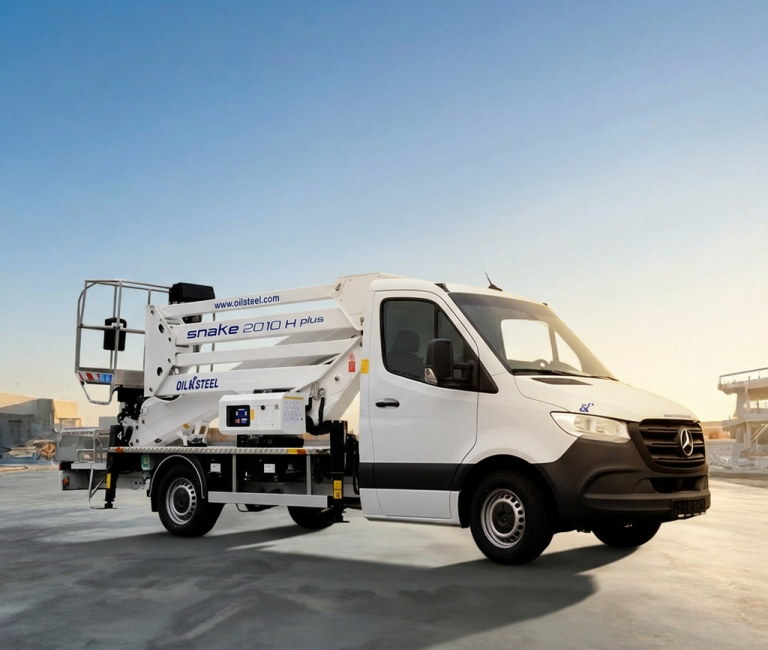 équipements de travaux publics avec un ciel bleu en arrière-plan.