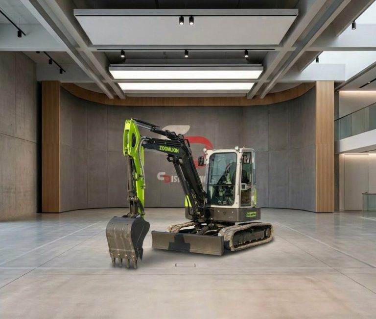 Mini pelle verte sur un chantier, avec un environnement urbain en arrière-plan.