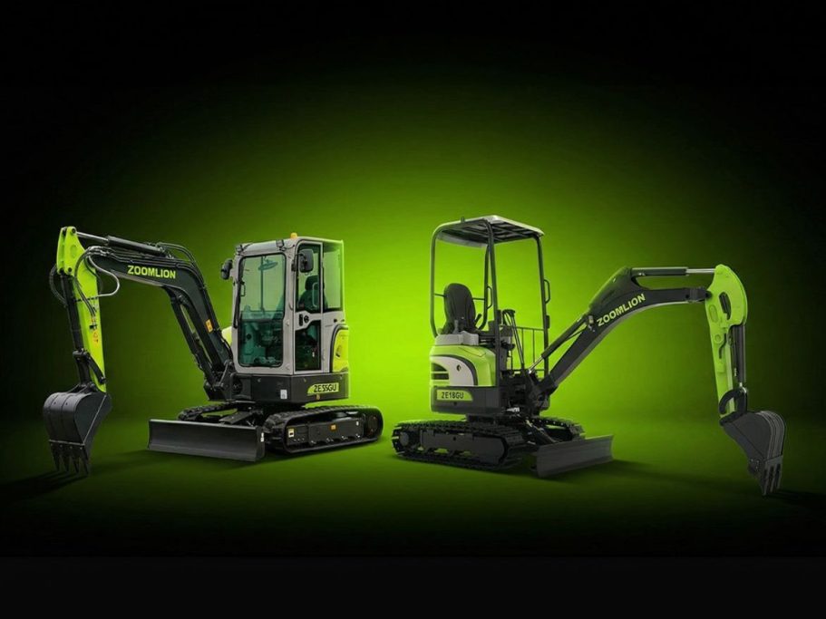 Deux mini-pelles modernes sur fond vert, prêtes à travailler.