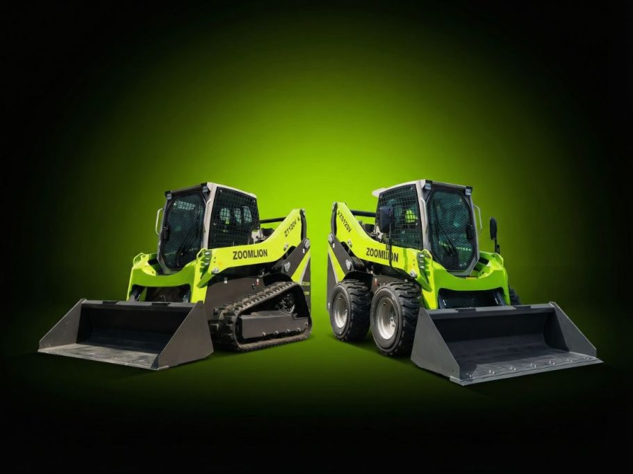 Deux chargeuses compactes de couleur verte sur fond noir.