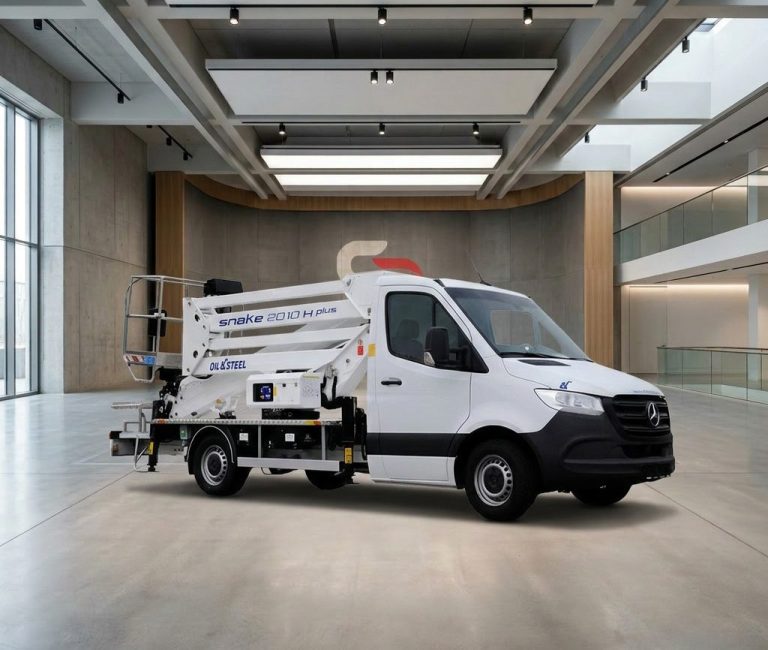 Equipements de travaux publics avec un ciel bleu en arrière-plan.