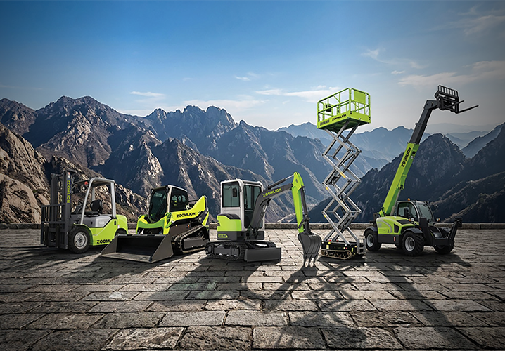 Équipement de construction en plein air avec montagnes en arrière-plan.